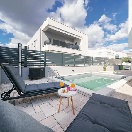 Augusta With Heated Pool Ferienhaus *