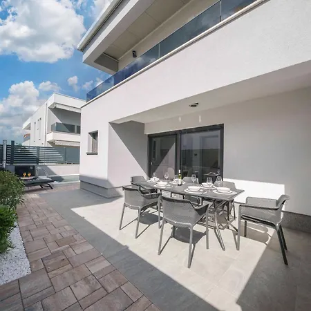 Augusta With Heated Pool Ferienhaus *