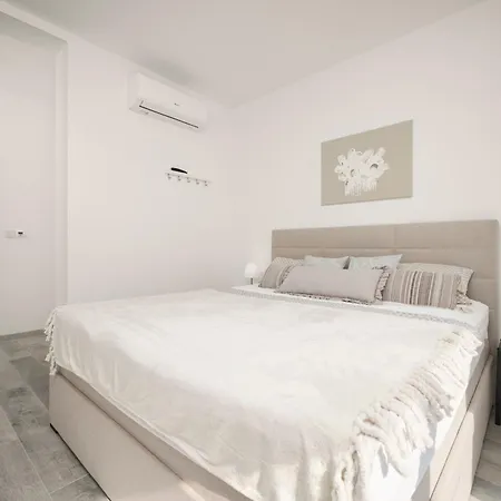 Augusta With Heated Pool Holiday home *