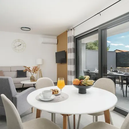 Augusta With Heated Pool Holiday home *