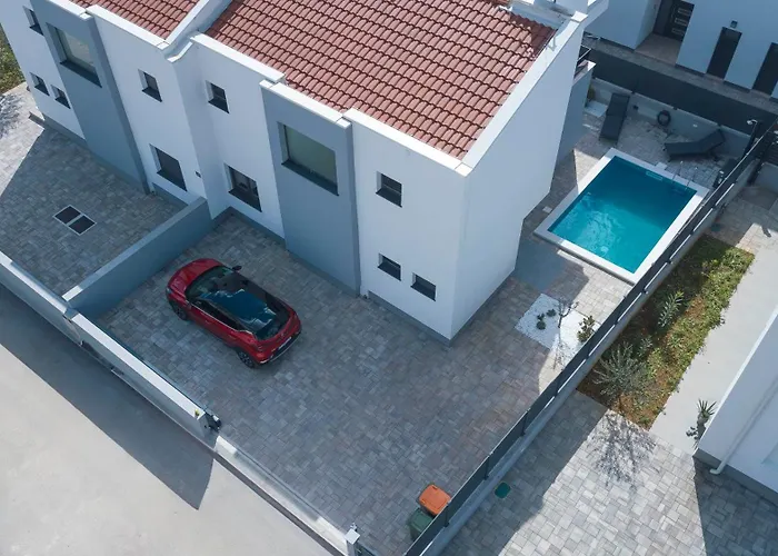 Сasa de vacaciones Augusta With Heated Pool Vodice